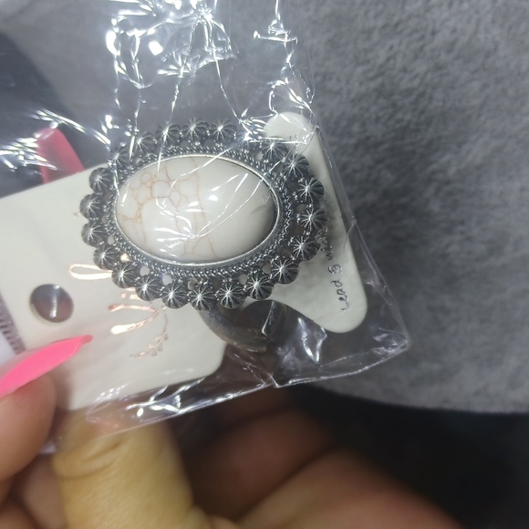 Howlite White Boho Semi-Precious Stone With a Blossom Navajo Stretch Ring - Picture 6 of 6